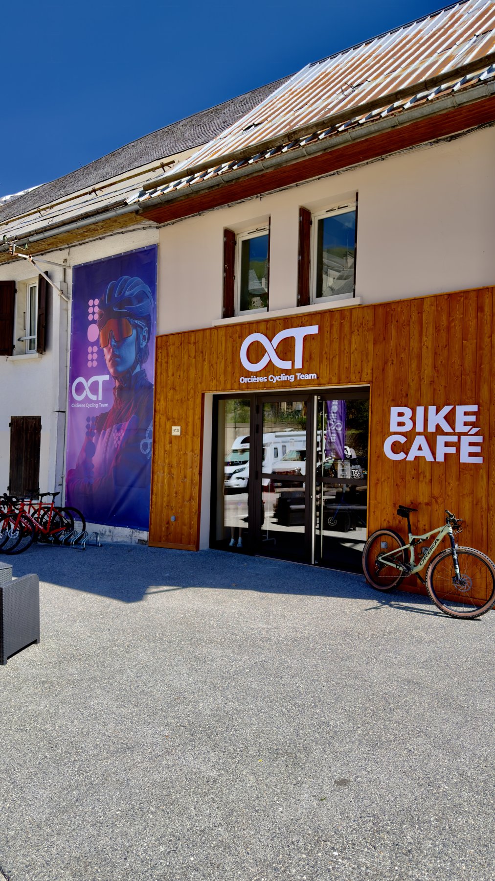 La façade du Bike Café OCT à Orcières Village