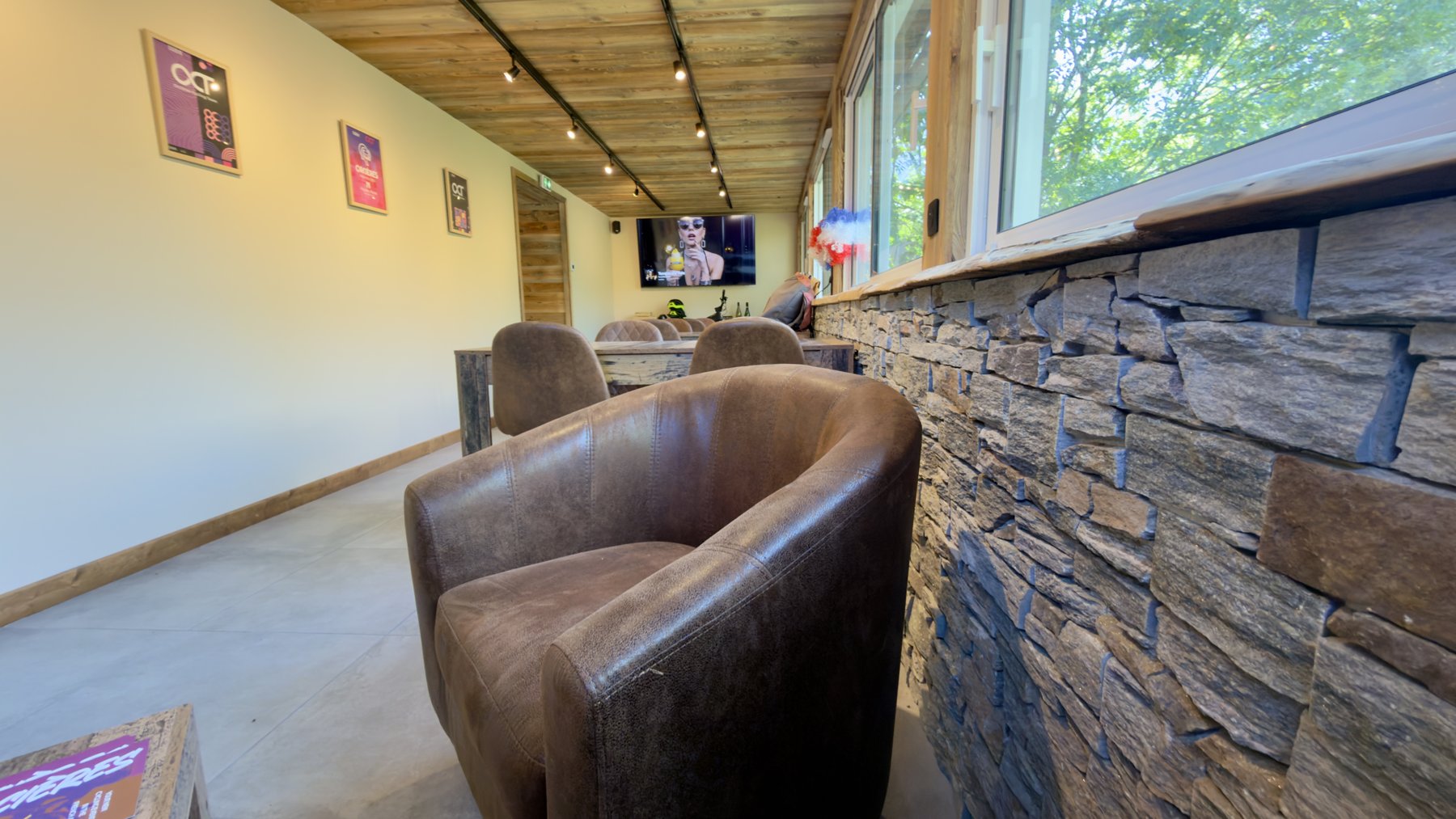 Le salon lumineux du Bike Café, fauteuils et tables près des fenêtres