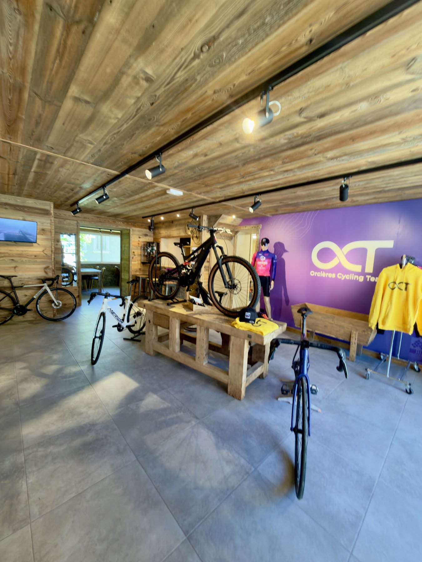 L’espace boutique, les vélos et les tenues OCT