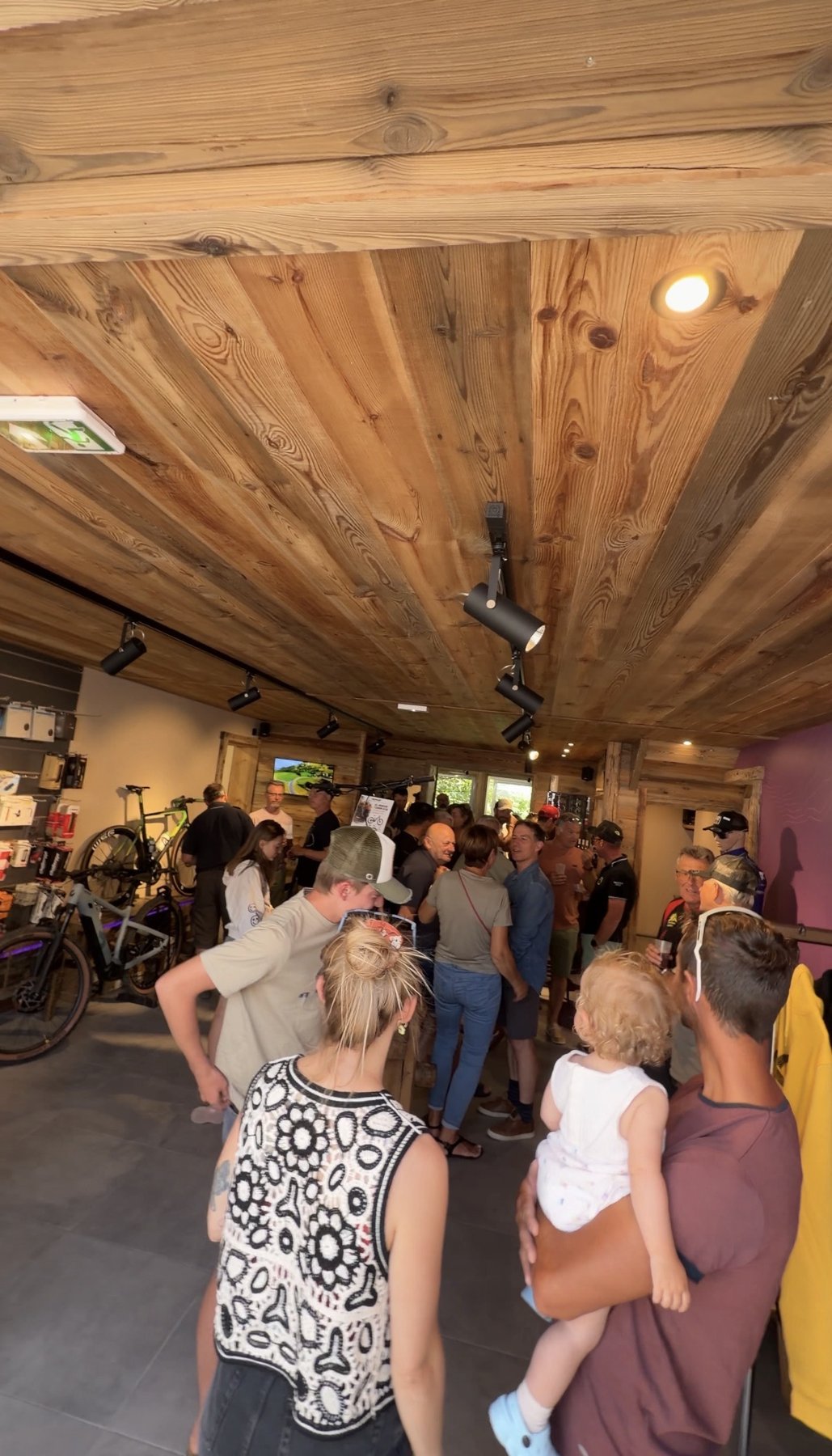 Un moment convivial réunissant les visiteurs au Bike Café