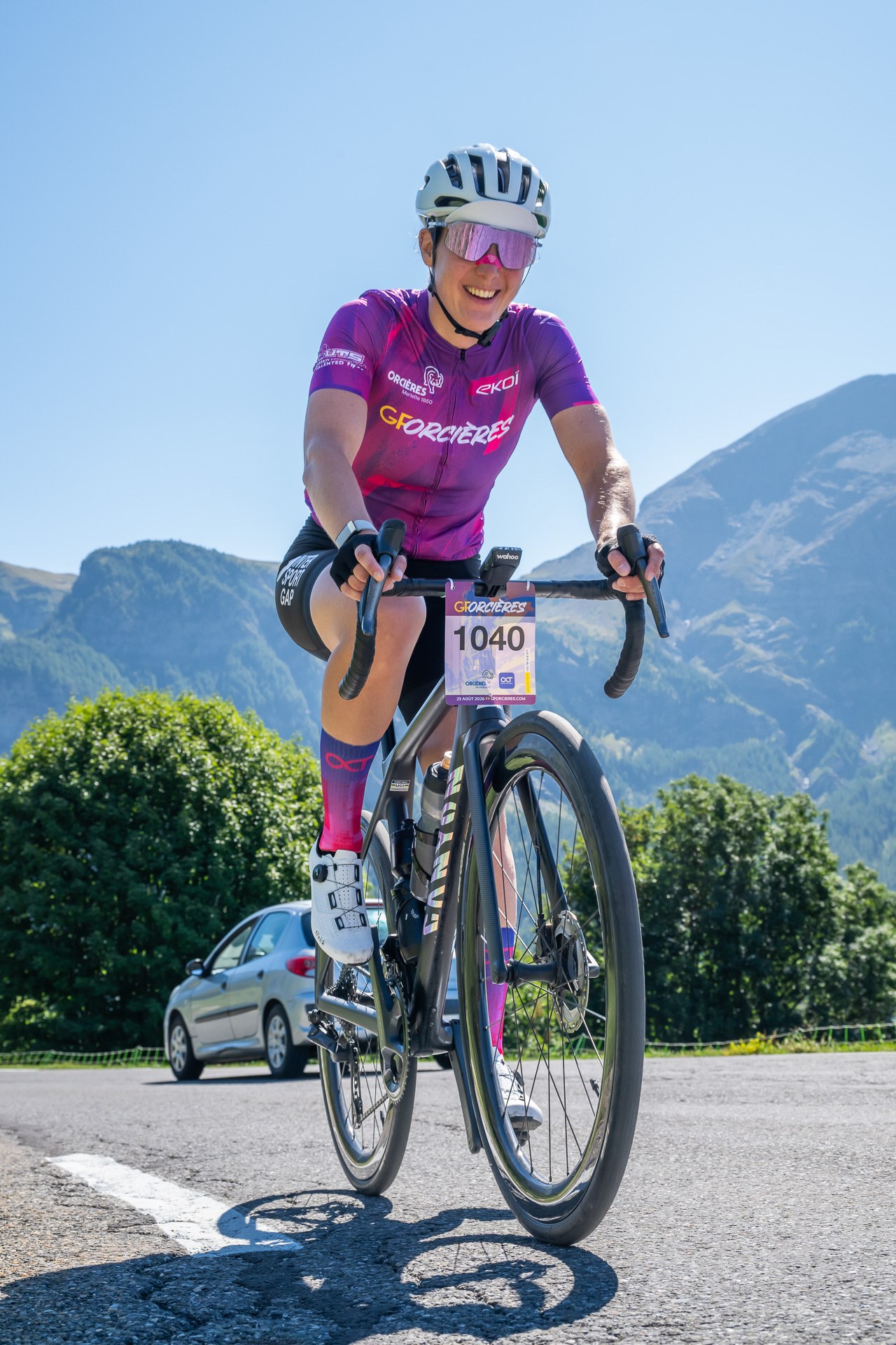 Une cycliste souriante en maillot violet