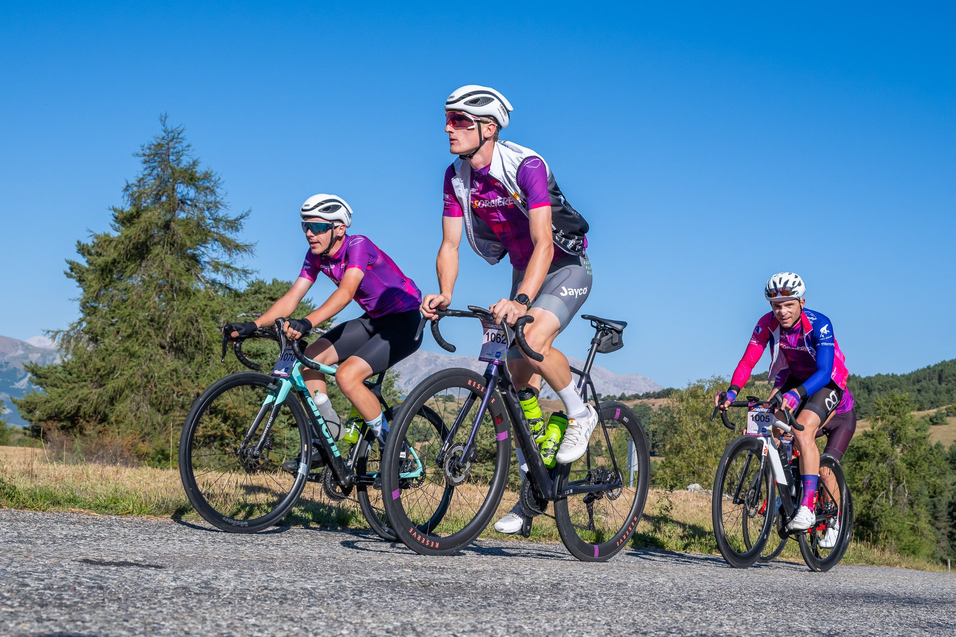 Trois cyclistes sur une route de montagne