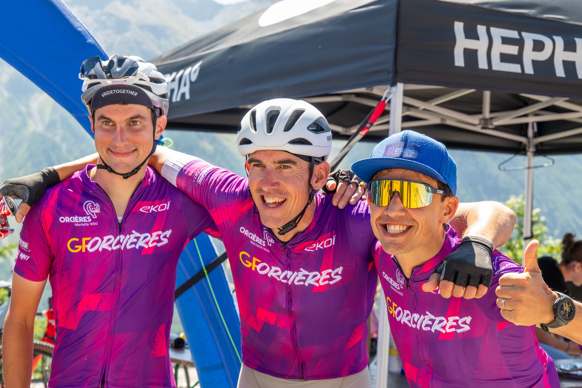 Trois cyclistes souriants en maillot GF Orcières
