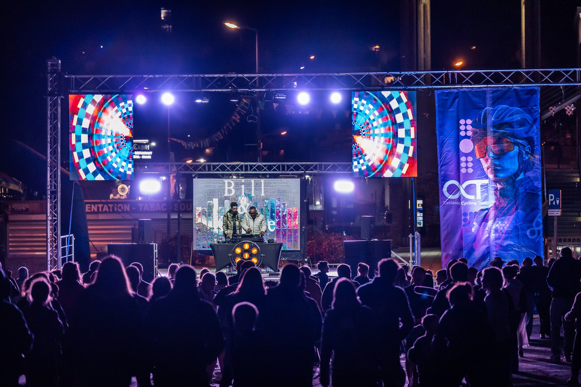Le public réuni devant la scène du festival