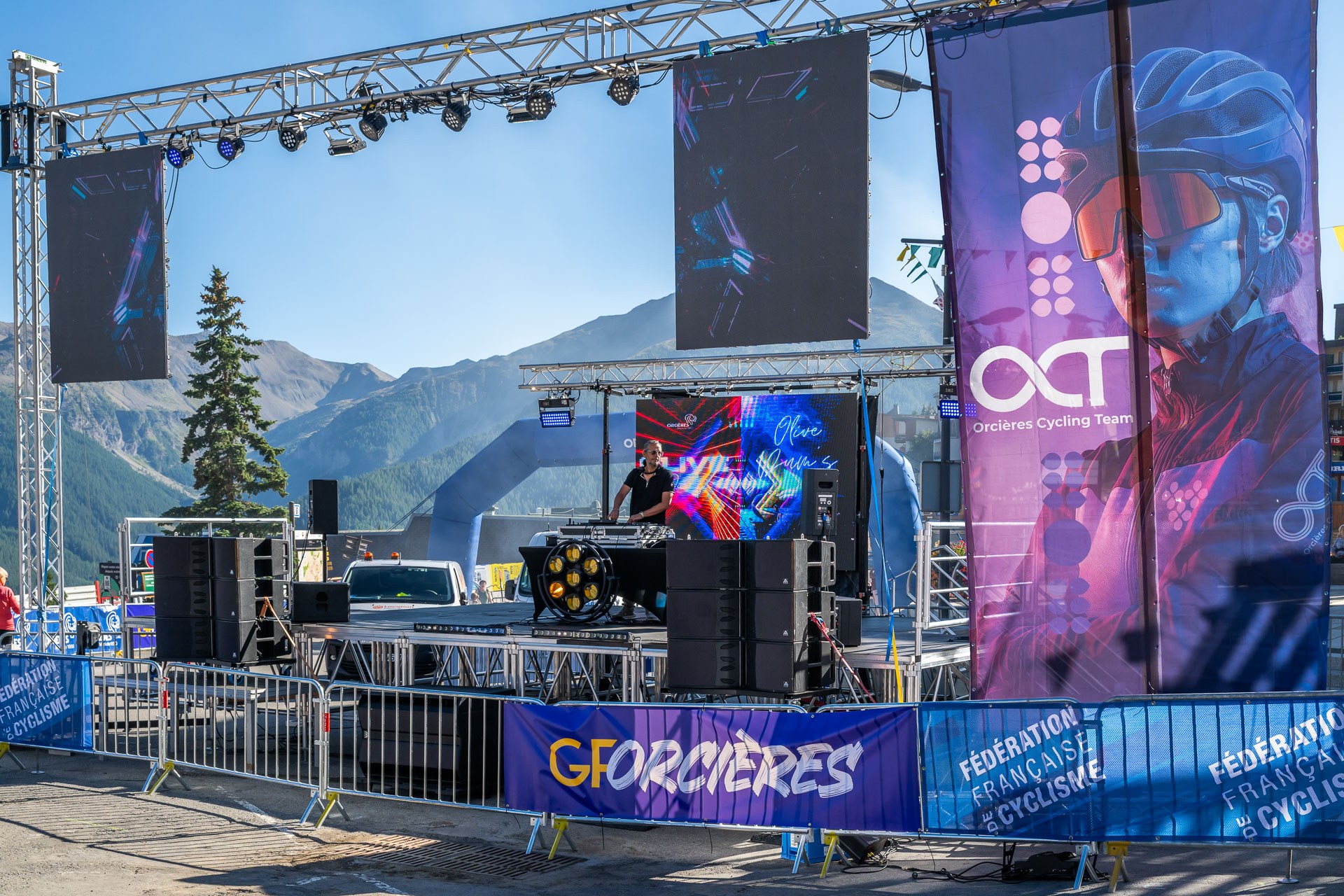 La scène du Festival avec les montagnes en arrière-plan