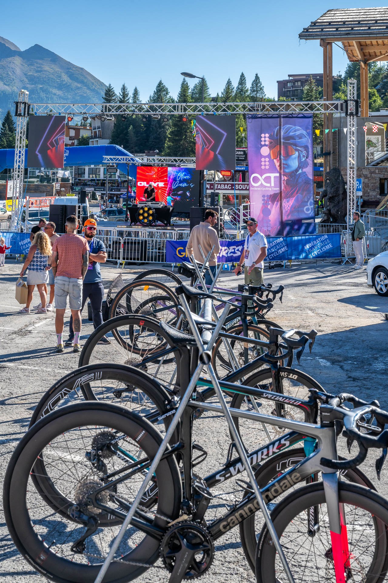 Des vélos stationnés devant la scène et le village
