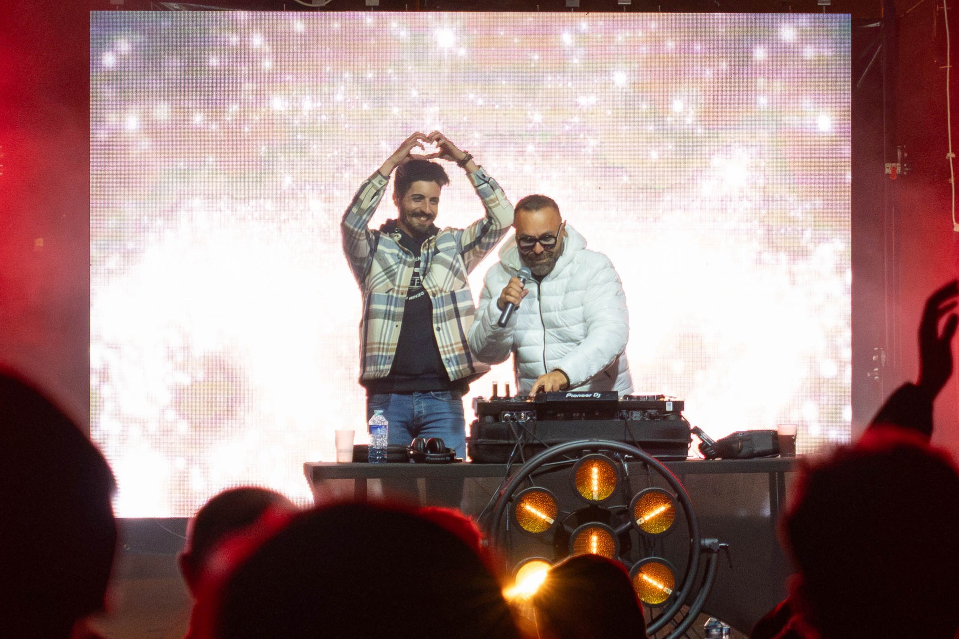 Deux artistes saluent le public du Festival